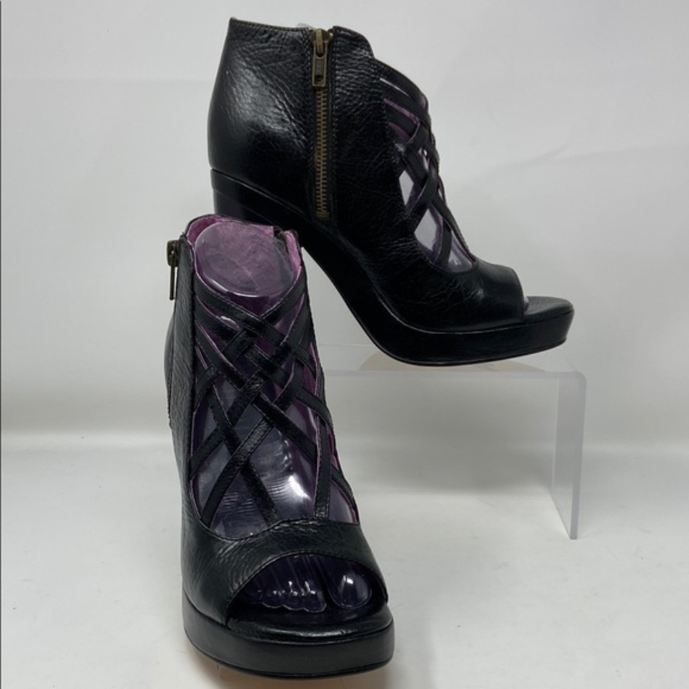 NWT Gee WaWa Women's Black and Purple Cutout Detail Heeled Sandals SZ 8